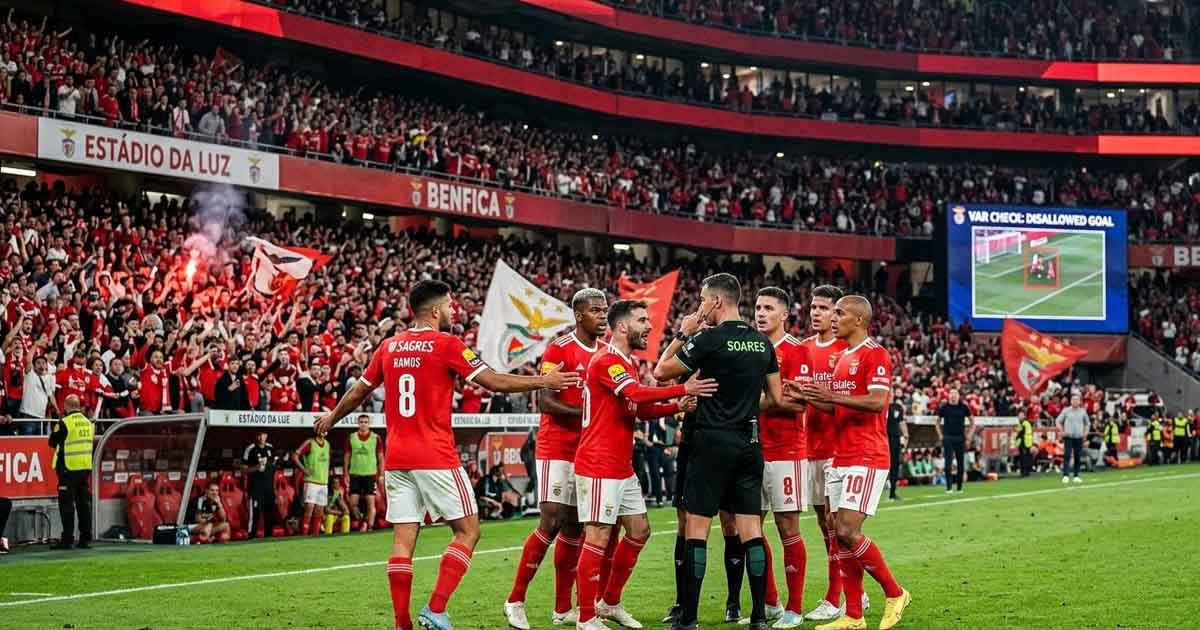 بنفيكا يحتج على حكم إشكالي ويُبقي اللهيب مشتعلًا في الدوري البرتغالي
